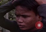 Standbild Vietcong Gefangene befragt von Südvietnam officer begleitet Tuy Hoà Süd Vietnam, 1962, aus Sekunde 57 historischem Filmmaterial Videoclip 65675039915