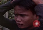 Standbild Vietcong Gefangene befragt von Südvietnam officer begleitet Tuy Hoà Süd Vietnam, 1962, aus Sekunde 58 historischem Filmmaterial Videoclip 65675039915