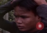 Standbild Vietcong Gefangene befragt von Südvietnam officer begleitet Tuy Hoà Süd Vietnam, 1962, aus Sekunde 59 historischem Filmmaterial Videoclip 65675039915