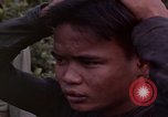 Standbild Vietcong Gefangene befragt von Südvietnam officer begleitet Tuy Hoà Süd Vietnam, 1962, aus Sekunde 60 historischem Filmmaterial Videoclip 65675039915
