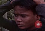 Standbild Vietcong Gefangene befragt von Südvietnam officer begleitet Tuy Hoà Süd Vietnam, 1962, aus Sekunde 61 historischem Filmmaterial Videoclip 65675039915