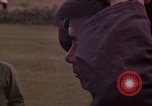 Standbild Vietcong Gefangene befragt von Südvietnam officer begleitet Tuy Hoà Süd Vietnam, 1962, aus Sekunde 62 historischem Filmmaterial Videoclip 65675039915