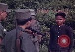 Image Interrogatoire des Vietcongs prisonniers par agent sud-vietnamien et US Tuy Hoa le Vietnam du Sud, 1962, de la seconde 4 séquences d'archives historiques vidéo 65675039916