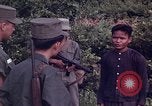 Image Interrogatoire des Vietcongs prisonniers par agent sud-vietnamien et US Tuy Hoa le Vietnam du Sud, 1962, de la seconde 5 séquences d'archives historiques vidéo 65675039916