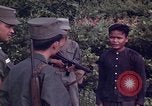 Image Interrogatoire des Vietcongs prisonniers par agent sud-vietnamien et US Tuy Hoa le Vietnam du Sud, 1962, de la seconde 7 séquences d'archives historiques vidéo 65675039916