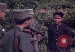 Image Interrogatoire des Vietcongs prisonniers par agent sud-vietnamien et US Tuy Hoa le Vietnam du Sud, 1962, de la seconde 8 séquences d'archives historiques vidéo 65675039916