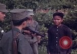 Image Interrogatoire des Vietcongs prisonniers par agent sud-vietnamien et US Tuy Hoa le Vietnam du Sud, 1962, de la seconde 9 séquences d'archives historiques vidéo 65675039916