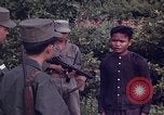 Image Interrogatoire des Vietcongs prisonniers par agent sud-vietnamien et US Tuy Hoa le Vietnam du Sud, 1962, de la seconde 10 séquences d'archives historiques vidéo 65675039916