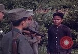 Image Interrogatoire des Vietcongs prisonniers par agent sud-vietnamien et US Tuy Hoa le Vietnam du Sud, 1962, de la seconde 11 séquences d'archives historiques vidéo 65675039916