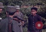 Image Interrogatoire des Vietcongs prisonniers par agent sud-vietnamien et US Tuy Hoa le Vietnam du Sud, 1962, de la seconde 12 séquences d'archives historiques vidéo 65675039916