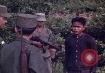 Image Interrogatoire des Vietcongs prisonniers par agent sud-vietnamien et US Tuy Hoa le Vietnam du Sud, 1962, de la seconde 13 séquences d'archives historiques vidéo 65675039916