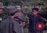 Image Interrogatoire des Vietcongs prisonniers par agent sud-vietnamien et US Tuy Hoa le Vietnam du Sud, 1962, de la seconde 14 séquences d'archives historiques vidéo 65675039916