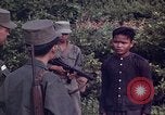 Image Interrogatoire des Vietcongs prisonniers par agent sud-vietnamien et US Tuy Hoa le Vietnam du Sud, 1962, de la seconde 15 séquences d'archives historiques vidéo 65675039916
