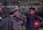 Image Interrogatoire des Vietcongs prisonniers par agent sud-vietnamien et US Tuy Hoa le Vietnam du Sud, 1962, de la seconde 16 séquences d'archives historiques vidéo 65675039916