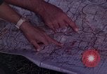 Image Interrogatoire des Vietcongs prisonniers par agent sud-vietnamien et US Tuy Hoa le Vietnam du Sud, 1962, de la seconde 24 séquences d'archives historiques vidéo 65675039916