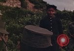 Image Interrogatoire des Vietcongs prisonniers par agent sud-vietnamien et US Tuy Hoa le Vietnam du Sud, 1962, de la seconde 29 séquences d'archives historiques vidéo 65675039916