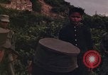 Image Interrogatoire des Vietcongs prisonniers par agent sud-vietnamien et US Tuy Hoa le Vietnam du Sud, 1962, de la seconde 37 séquences d'archives historiques vidéo 65675039916