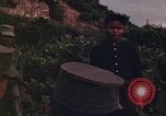 Image Interrogatoire des Vietcongs prisonniers par agent sud-vietnamien et US Tuy Hoa le Vietnam du Sud, 1962, de la seconde 41 séquences d'archives historiques vidéo 65675039916