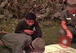 Image Interrogatoire des Vietcongs prisonniers par agent sud-vietnamien et US Tuy Hoa le Vietnam du Sud, 1962, de la seconde 43 séquences d'archives historiques vidéo 65675039916