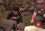 Image Interrogatoire des Vietcongs prisonniers par agent sud-vietnamien et US Tuy Hoa le Vietnam du Sud, 1962, de la seconde 45 séquences d'archives historiques vidéo 65675039916
