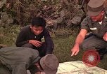 Image Interrogatoire des Vietcongs prisonniers par agent sud-vietnamien et US Tuy Hoa le Vietnam du Sud, 1962, de la seconde 46 séquences d'archives historiques vidéo 65675039916