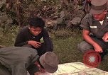 Image Interrogatoire des Vietcongs prisonniers par agent sud-vietnamien et US Tuy Hoa le Vietnam du Sud, 1962, de la seconde 48 séquences d'archives historiques vidéo 65675039916