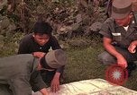 Image Interrogatoire des Vietcongs prisonniers par agent sud-vietnamien et US Tuy Hoa le Vietnam du Sud, 1962, de la seconde 49 séquences d'archives historiques vidéo 65675039916