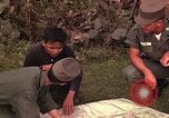 Image Interrogatoire des Vietcongs prisonniers par agent sud-vietnamien et US Tuy Hoa le Vietnam du Sud, 1962, de la seconde 50 séquences d'archives historiques vidéo 65675039916
