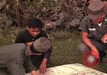 Image Interrogatoire des Vietcongs prisonniers par agent sud-vietnamien et US Tuy Hoa le Vietnam du Sud, 1962, de la seconde 51 séquences d'archives historiques vidéo 65675039916