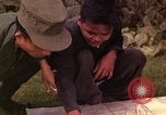 Image Interrogatoire des Vietcongs prisonniers par agent sud-vietnamien et US Tuy Hoa le Vietnam du Sud, 1962, de la seconde 52 séquences d'archives historiques vidéo 65675039916