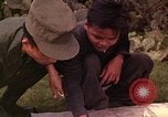 Image Interrogatoire des Vietcongs prisonniers par agent sud-vietnamien et US Tuy Hoa le Vietnam du Sud, 1962, de la seconde 53 séquences d'archives historiques vidéo 65675039916