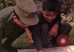Image Interrogatoire des Vietcongs prisonniers par agent sud-vietnamien et US Tuy Hoa le Vietnam du Sud, 1962, de la seconde 55 séquences d'archives historiques vidéo 65675039916