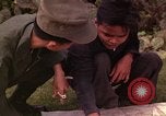 Image Interrogatoire des Vietcongs prisonniers par agent sud-vietnamien et US Tuy Hoa le Vietnam du Sud, 1962, de la seconde 56 séquences d'archives historiques vidéo 65675039916