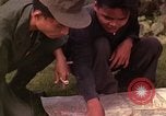 Image Interrogatoire des Vietcongs prisonniers par agent sud-vietnamien et US Tuy Hoa le Vietnam du Sud, 1962, de la seconde 58 séquences d'archives historiques vidéo 65675039916