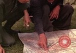 Image Interrogatoire des Vietcongs prisonniers par agent sud-vietnamien et US Tuy Hoa le Vietnam du Sud, 1962, de la seconde 60 séquences d'archives historiques vidéo 65675039916