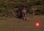 Standbild Vietcong gefangenen festgenommen und befragt von Südvietnam offi Tuy Hoà Süd Vietnam, 1962, aus Sekunde 5 historischem Filmmaterial Videoclip 65675039917