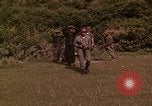 Standbild Vietcong gefangenen festgenommen und befragt von Südvietnam offi Tuy Hoà Süd Vietnam, 1962, aus Sekunde 6 historischem Filmmaterial Videoclip 65675039917