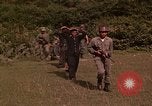 Standbild Vietcong gefangenen festgenommen und befragt von Südvietnam offi Tuy Hoà Süd Vietnam, 1962, aus Sekunde 9 historischem Filmmaterial Videoclip 65675039917