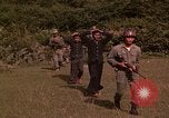 Standbild Vietcong gefangenen festgenommen und befragt von Südvietnam offi Tuy Hoà Süd Vietnam, 1962, aus Sekunde 10 historischem Filmmaterial Videoclip 65675039917