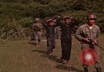 Standbild Vietcong gefangenen festgenommen und befragt von Südvietnam offi Tuy Hoà Süd Vietnam, 1962, aus Sekunde 11 historischem Filmmaterial Videoclip 65675039917
