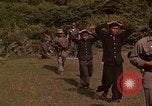 Standbild Vietcong gefangenen festgenommen und befragt von Südvietnam offi Tuy Hoà Süd Vietnam, 1962, aus Sekunde 12 historischem Filmmaterial Videoclip 65675039917