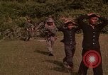 Standbild Vietcong gefangenen festgenommen und befragt von Südvietnam offi Tuy Hoà Süd Vietnam, 1962, aus Sekunde 13 historischem Filmmaterial Videoclip 65675039917
