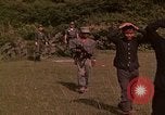 Standbild Vietcong gefangenen festgenommen und befragt von Südvietnam offi Tuy Hoà Süd Vietnam, 1962, aus Sekunde 14 historischem Filmmaterial Videoclip 65675039917
