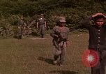 Standbild Vietcong gefangenen festgenommen und befragt von Südvietnam offi Tuy Hoà Süd Vietnam, 1962, aus Sekunde 15 historischem Filmmaterial Videoclip 65675039917