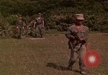 Standbild Vietcong gefangenen festgenommen und befragt von Südvietnam offi Tuy Hoà Süd Vietnam, 1962, aus Sekunde 16 historischem Filmmaterial Videoclip 65675039917