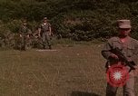 Standbild Vietcong gefangenen festgenommen und befragt von Südvietnam offi Tuy Hoà Süd Vietnam, 1962, aus Sekunde 17 historischem Filmmaterial Videoclip 65675039917
