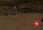 Standbild Vietcong gefangenen festgenommen und befragt von Südvietnam offi Tuy Hoà Süd Vietnam, 1962, aus Sekunde 18 historischem Filmmaterial Videoclip 65675039917