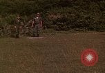 Standbild Vietcong gefangenen festgenommen und befragt von Südvietnam offi Tuy Hoà Süd Vietnam, 1962, aus Sekunde 19 historischem Filmmaterial Videoclip 65675039917