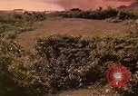 Standbild Vietcong gefangenen festgenommen und befragt von Südvietnam offi Tuy Hoà Süd Vietnam, 1962, aus Sekunde 20 historischem Filmmaterial Videoclip 65675039917