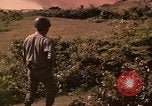 Standbild Vietcong gefangenen festgenommen und befragt von Südvietnam offi Tuy Hoà Süd Vietnam, 1962, aus Sekunde 22 historischem Filmmaterial Videoclip 65675039917